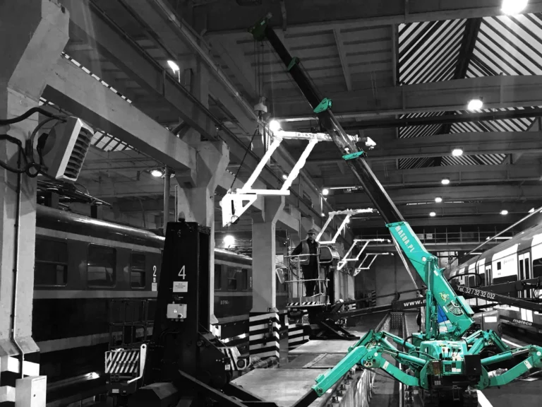 Mini żuraw MAEDA podczas prac montażowych przy linii produkcyjnej w hali