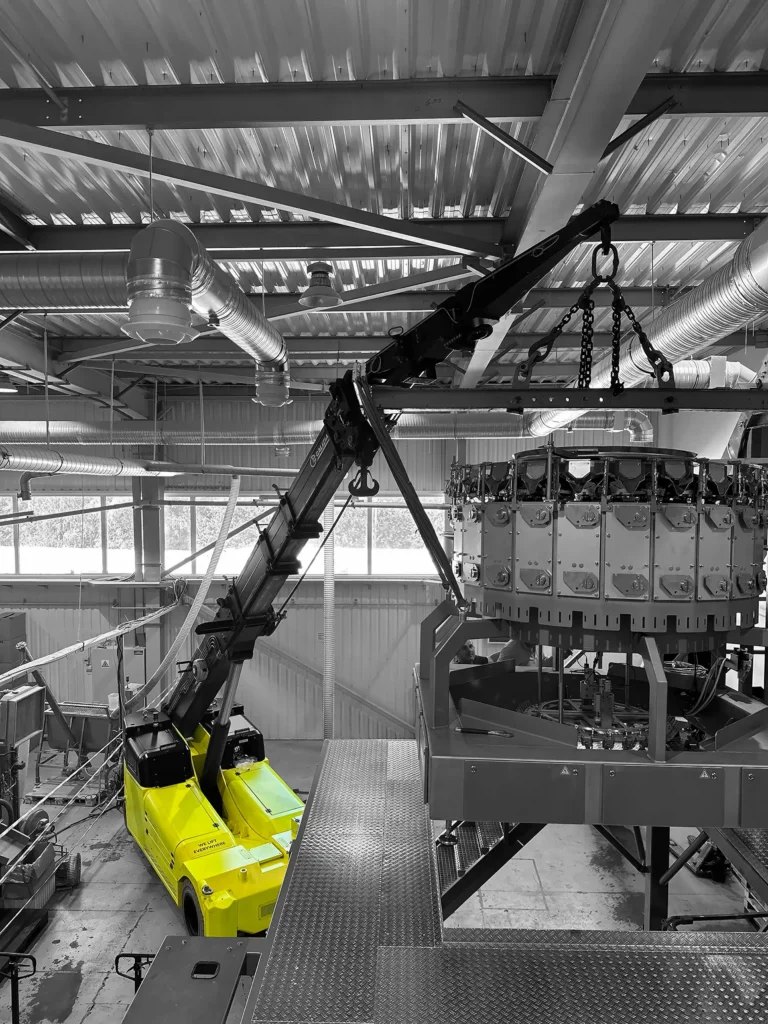 Żuraw pick & carry Galizia GF180 podczas relokacji elementów instalacji w hali produkcyjnej